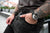 Reloj de pulsera para hombre en la muñeca con esfera negra, correa de cuero y caja plateada