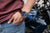 Pulsera de hombre en la muñeca con esfera azul y correa de cuero marrón
