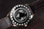 Fondo de reloj de pulsera para hombre con mapa del mundo en la caja y correa de cuero marrón