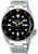 Reloj de hombre con esfera negra, detalles amarillos y correa de metal, automático