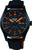 Reloj de hombre con esfera negra, marcadores naranjas y correa de tela
