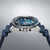 Reloj de buceo en primer plano: caja de acero inoxidable, bisel moleteado y protector de corona