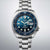 Reloj de hombre con esfera azul, pulsera de acero inoxidable plateado e índices