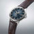 Pulsera de hombre con esfera azul, correa de cuero marrón y bisel distintivo