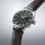 Seiko Presage reloj de hombre visto de lado, esfera verde oscuro con correa de cuero.