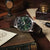 Reloj Seiko Presage para hombre, vista en ángulo, esfera verde oscuro, correa de cuero marrón.