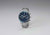 Reloj de hombre con esfera azul de cronógrafo y correa de acero inoxidable, vista lateral