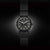 Reloj de hombre con esfera negra y correa de cuero negra, manecillas y fecha