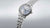 Pulsera de hombre, vista lateral: caja de acero inoxidable con corona, esfera azul
