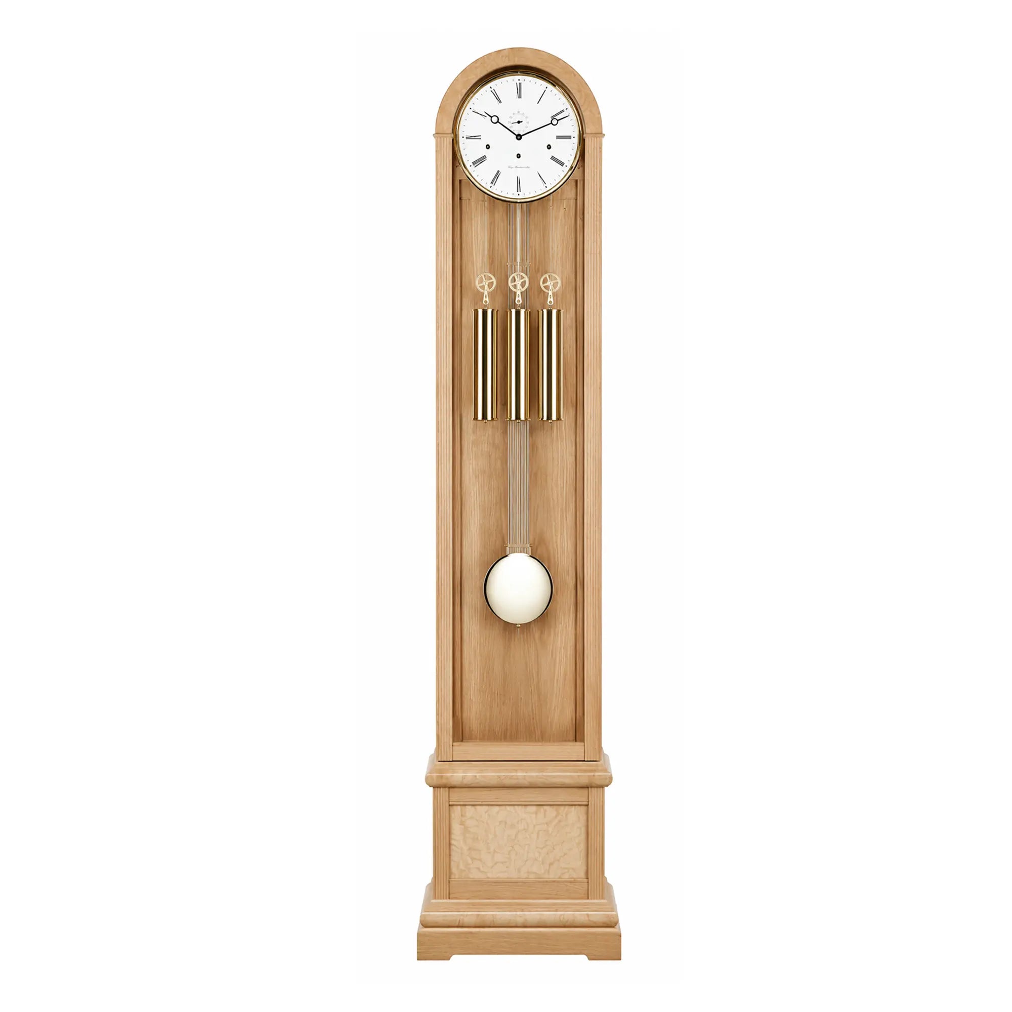 Reloj de pie de madera clara con esfera redonda, varillas de sonido y pomo blanco
