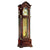 Reloj de pie de madera con frontal de cristal, esfera y péndulo en el interior