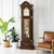 Reloj de pie de madera con esfera redonda y péndulo en inserto de cristal