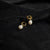 Aros dorados con colgante de perlas