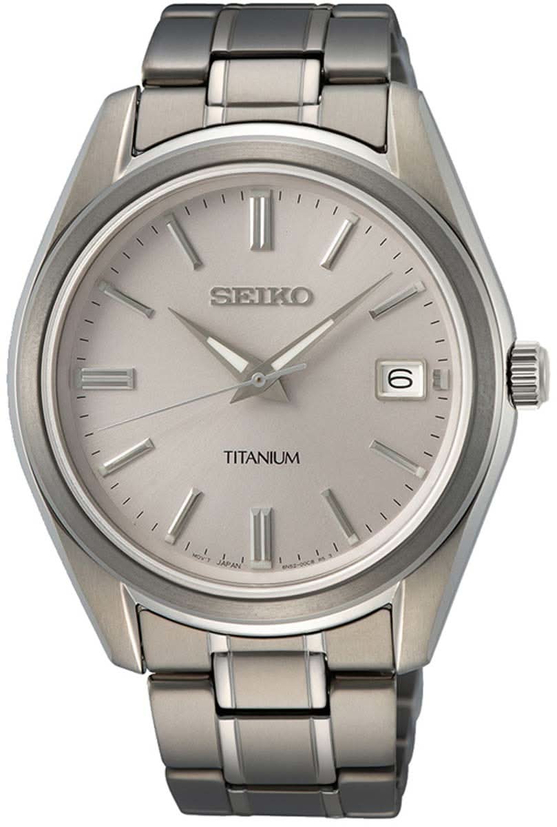Reloj de hombre con correa de metal plateado, esfera redonda y visualización de fecha