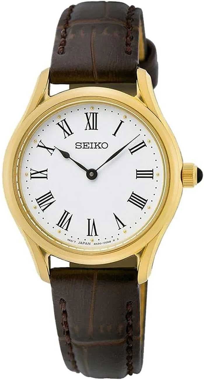 Reloj Seiko para mujer con bisel dorado, esfera blanca y correa de cuero marrón