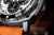 Bisel de reloj para hombre en detalle con marcadores y elemento de caja negra, correa marrón