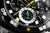 Esfera de reloj de pulsera para hombre en detalle: pantalla luminosa azul, escala negra
