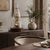 Reloj de mesa con campana de cristal y base de madera, mecanismo dorado con números romanos