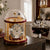 Reloj de mesa con marco dorado, esfera blanca y campana de cristal