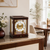 Reloj de mesa de caoba con frente de cristal, esfera dorada e índices romanos