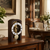 Reloj de mesa en caja de madera oscura con mecanismo de latón visible y regulador de péndulo