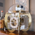 Reloj de mesa con cúpula de cristal, marco de latón y esfera blanca