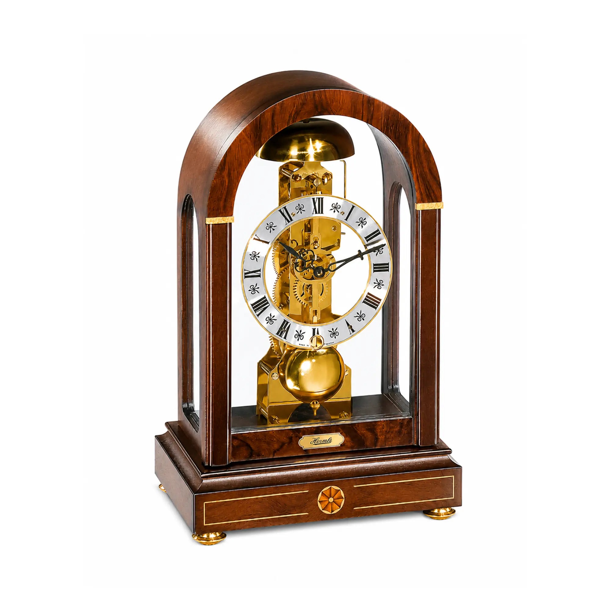 Reloj de mesa de madera con marco de cristal y mecanismo dorado, números romanos