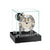 Reloj de mesa con carcasa de cristal, base negra y esfera beige con números romanos