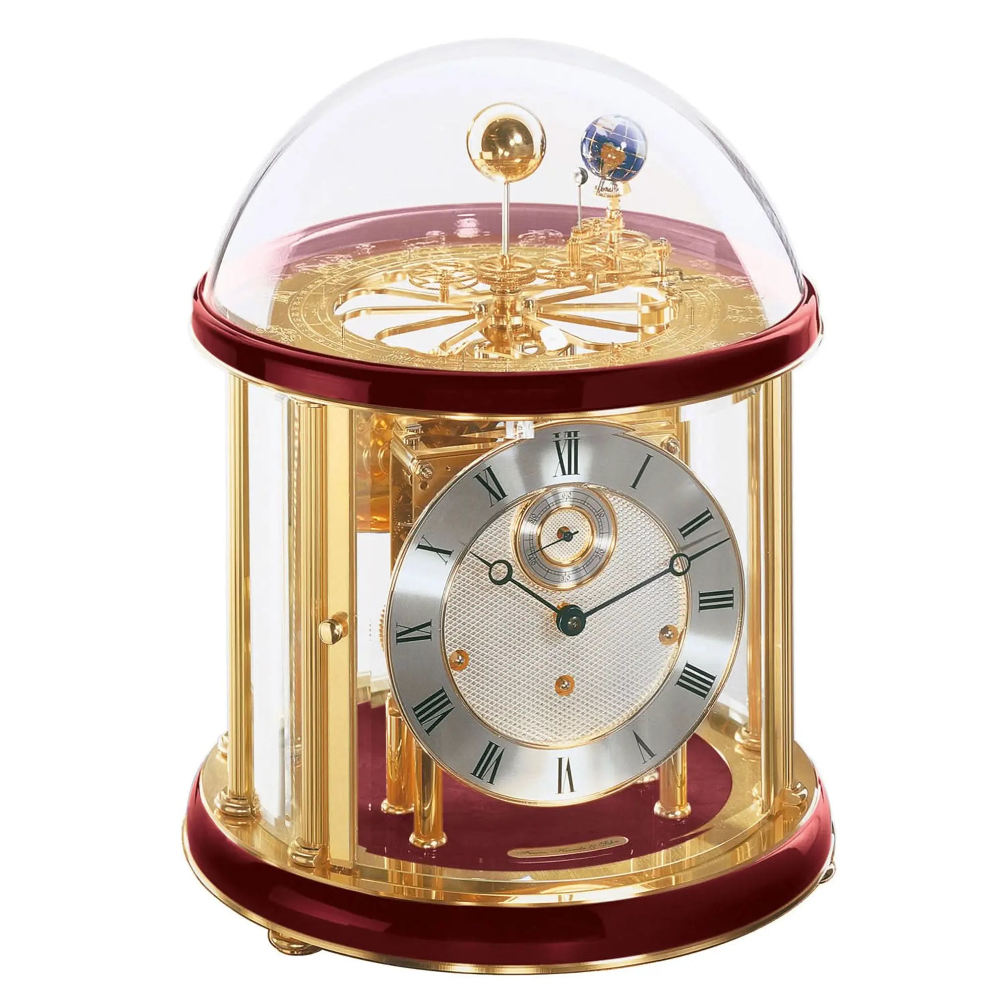 Reloj de mesa con caja de metal dorado y esfera redonda bajo campana de cristal