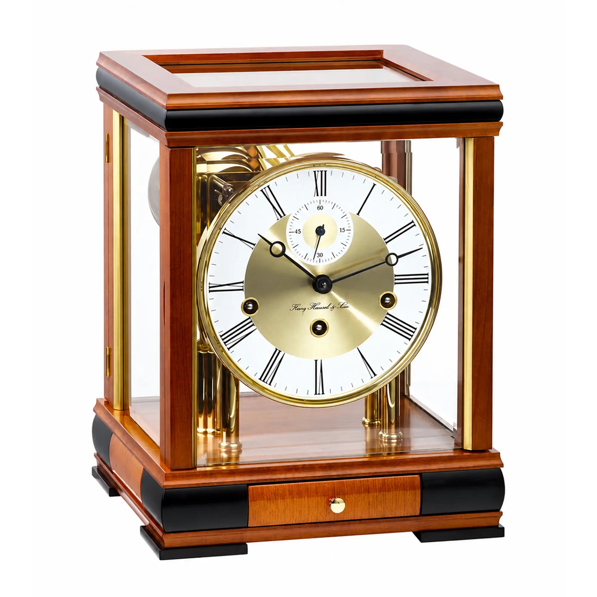 Reloj de mesa de cerezo con carcasa de cristal, mecanismo dorado y esfera romana