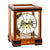 Reloj de mesa de cerezo con carcasa de cristal, mecanismo dorado y esfera romana