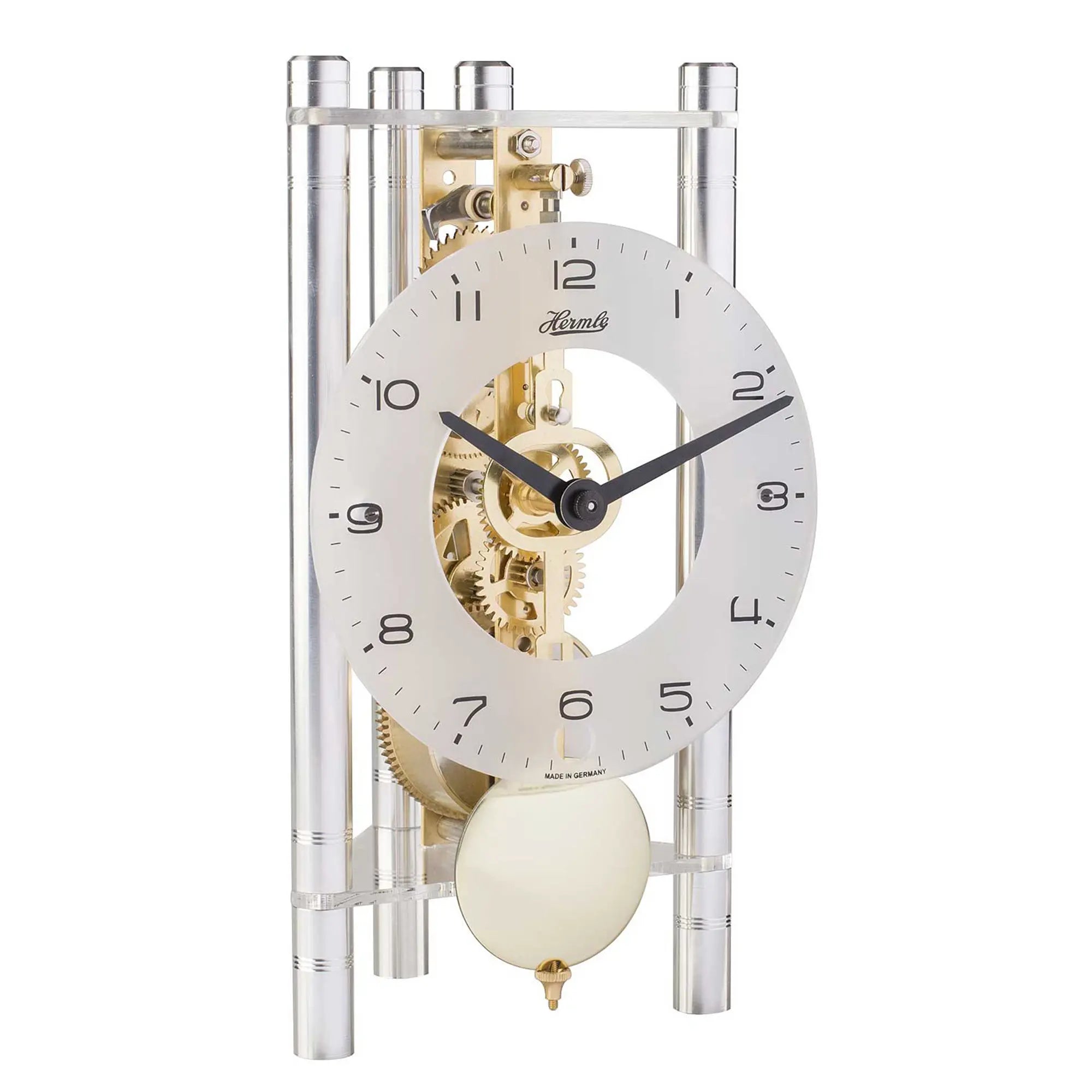 Reloj de mesa Hermle con esfera redonda y movimiento de latón expuesto en marco de cristal.