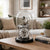 Reloj de mesa con campana de cristal y base negra, mecanismo plateado con números romanos