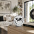 Reloj de mesa sobre superficie de madera, esfera blanca con mapa del mundo y manecillas negras