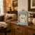 Reloj de mesa de madera con caja de madera azul claro y estampado floral rojo en la esfera, de pie