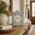 Reloj de mesa de madera turquesa sobre aparador, reloj con esfera blanca y estampado floral