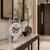 Reloj de mesa con esqueleto de aluminio en marco metálico con esfera blanca y movimiento a la vista