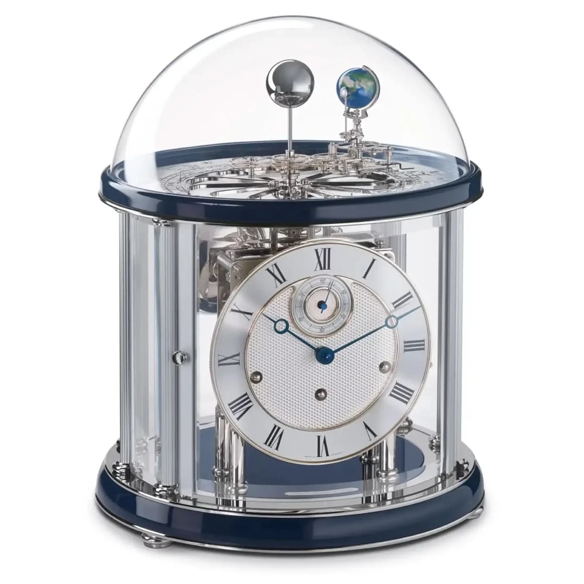 Reloj de mesa con campana de cristal, esfera plateada, números romanos, detalle azul