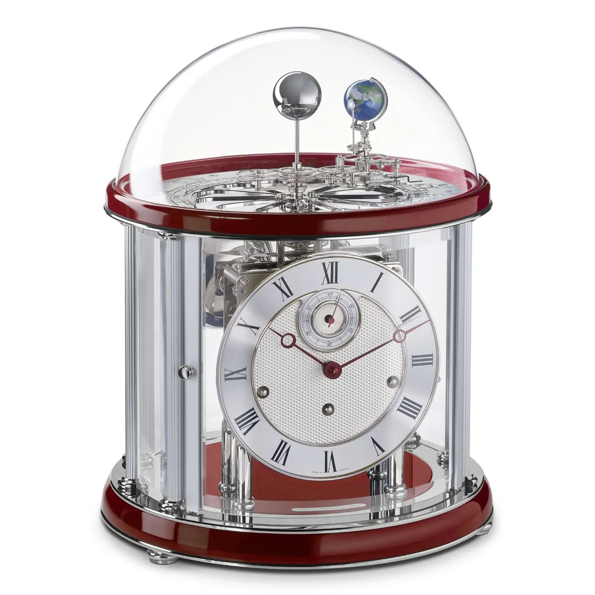Reloj de mesa de metal con cúpula de cristal y esfera redonda, mecanismo visible