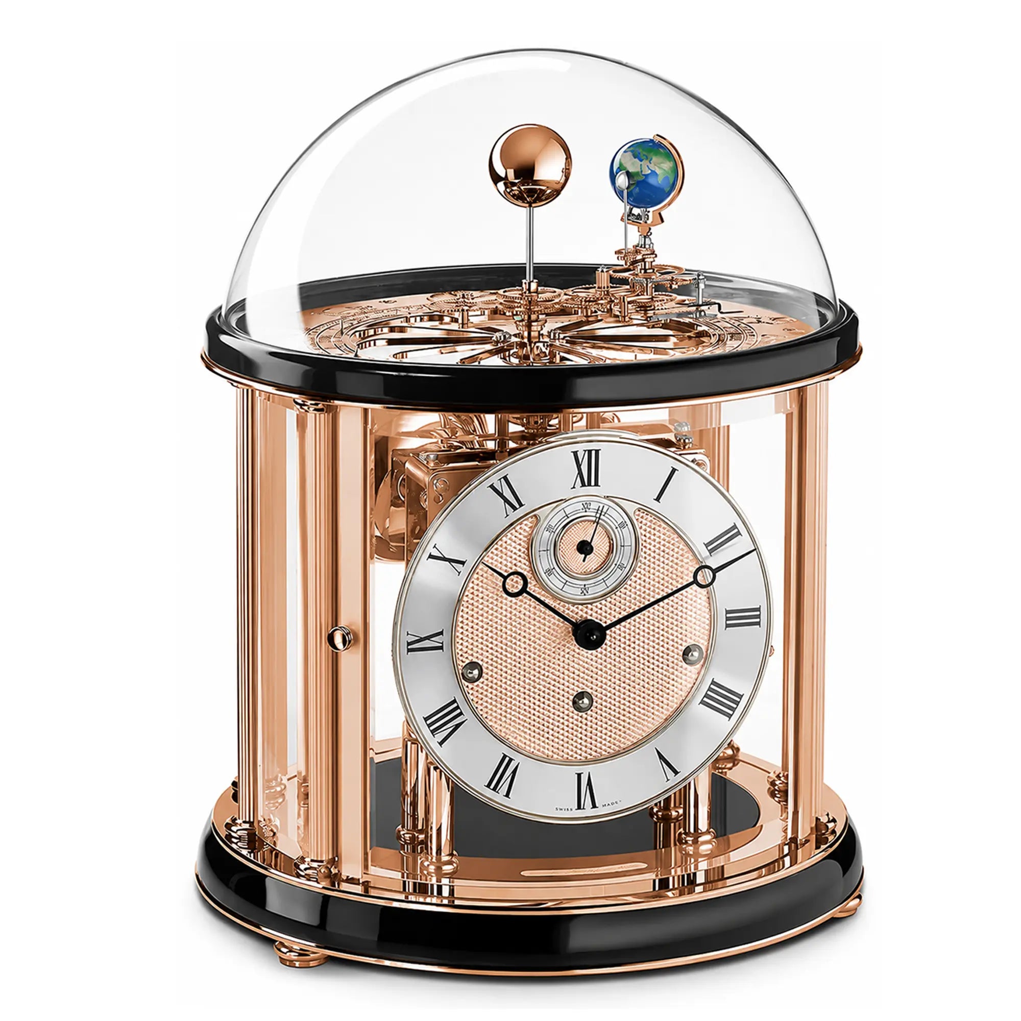 Reloj de mesa con cúpula de cristal y marco de latón, esfera redonda con números romanos