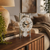 Reloj de mesa con esqueleto de aluminio, esfera blanca y botón de péndulo