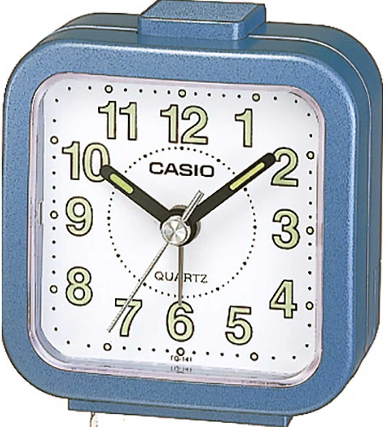 Despertador Casio con caja de plástico azul, esfera blanca y manecillas analógicas.