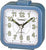 Despertador Casio con caja de plástico azul, esfera blanca y manecillas analógicas.