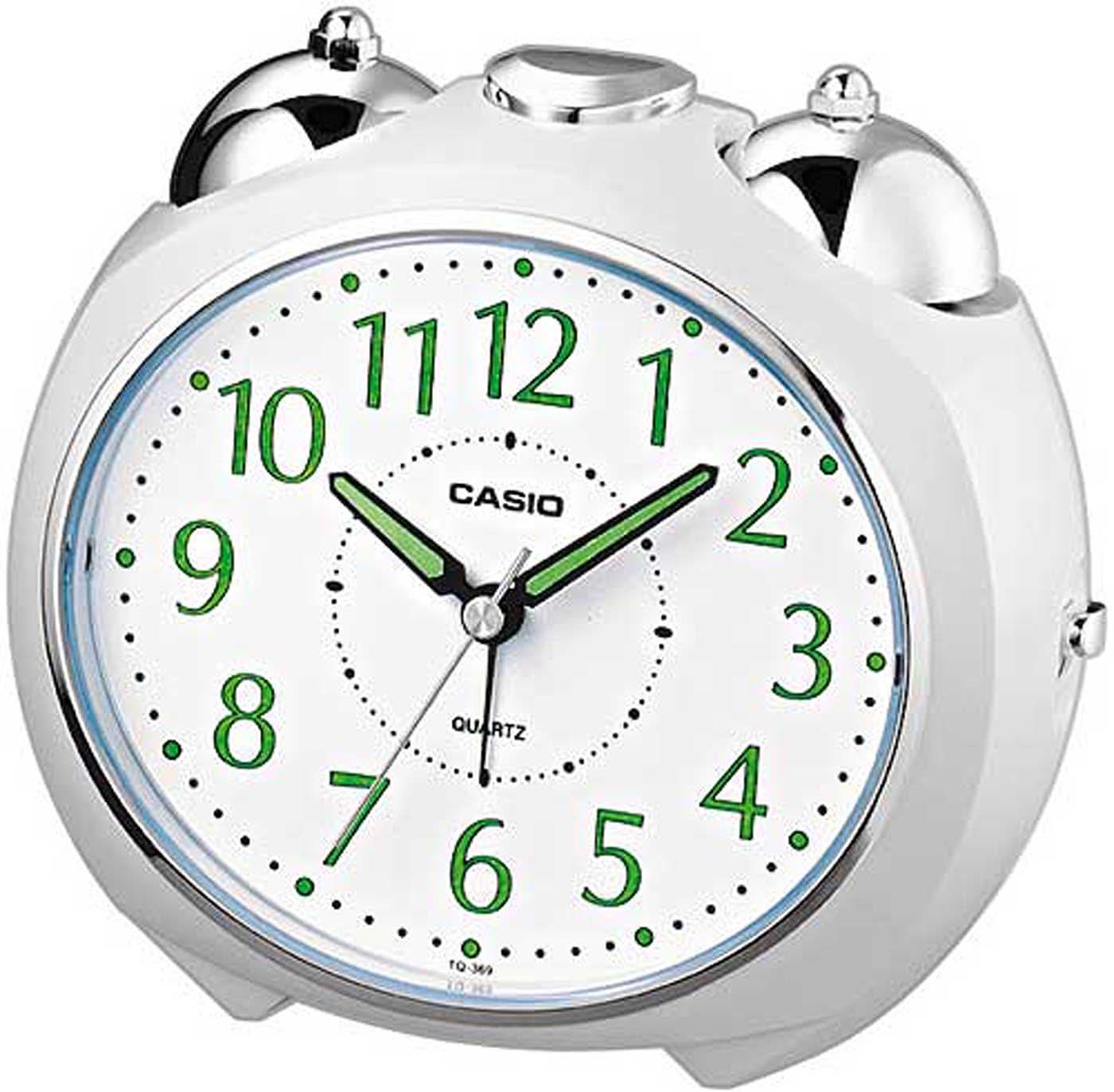 Despertador analógico Casio con carcasa blanca, números con luz verde y segundero