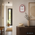 Wanduhr mit hausförmigem Rahmen in Mochabraun und weißem Kuckuckszifferblatt