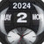 Nahaufnahme der schwarzen Wanduhr: Flip-Ziffern „2024 2“ und analoges Ziffernblatt