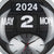 Großaufnahme der Wanduhr: 2024, Mai und Montag auf schwarzer Flip-Kalenderfläche