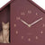 Detailansicht: Wanduhr-Katzenhaus mit bordeauxrotem Zifferblatt, weißen Markierungen und Katze.