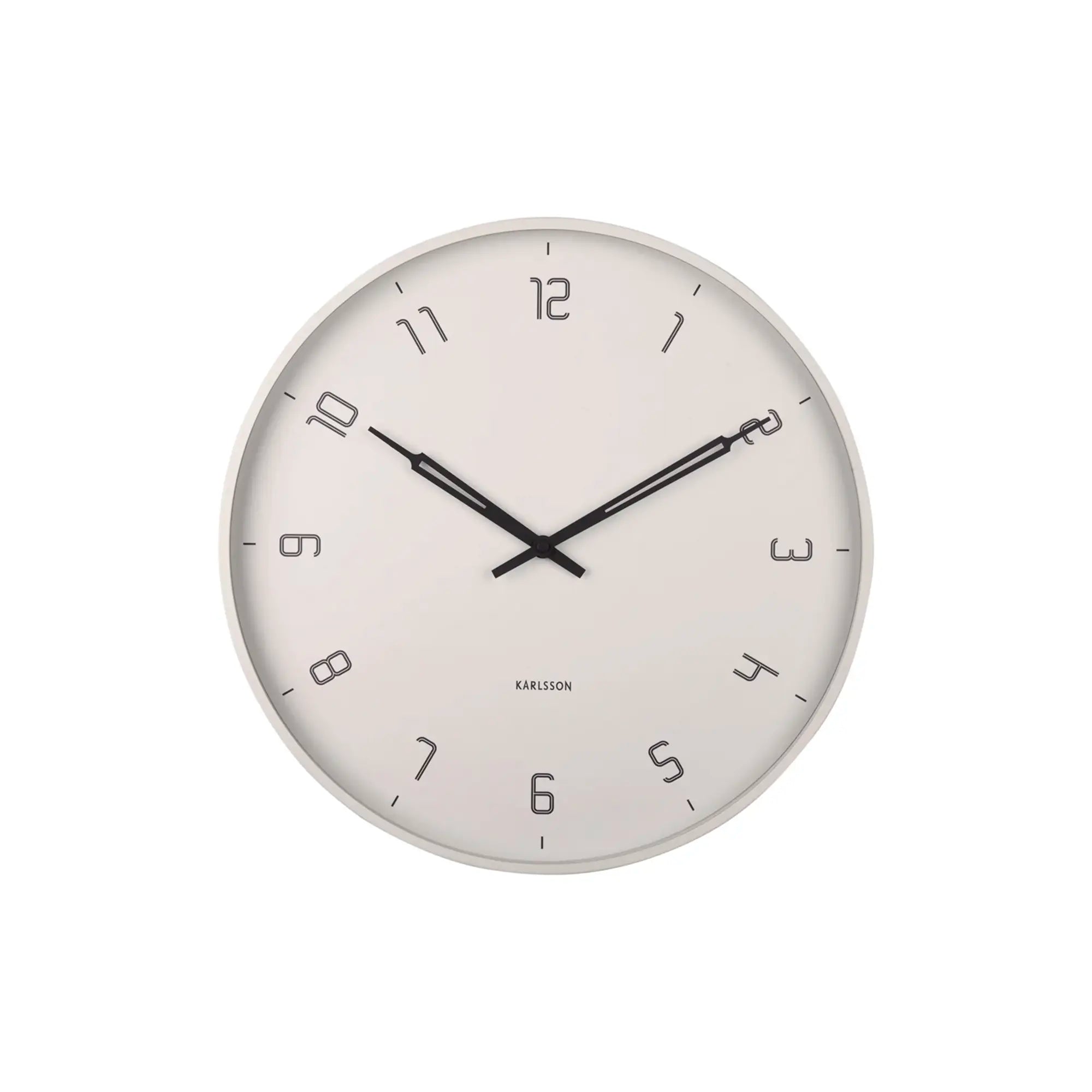 Wanduhr mit rundem, weißlich-hellem Zifferblatt und schwarzen Zeigern, arabische Ziffern.