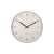 Wanduhr mit rundem, weißlich-hellem Zifferblatt und schwarzen Zeigern, arabische Ziffern.